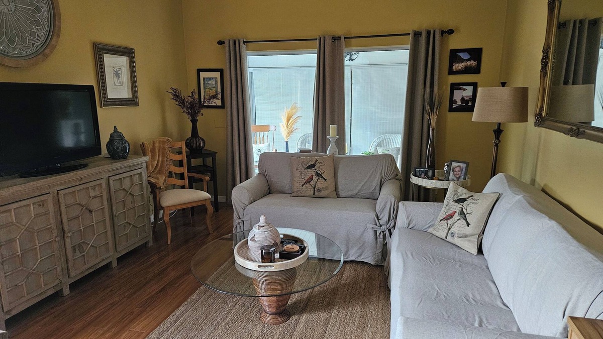 Venice Villa | Charming 2-bedroom detached villa with enchanting courtyard for seasonal rental.