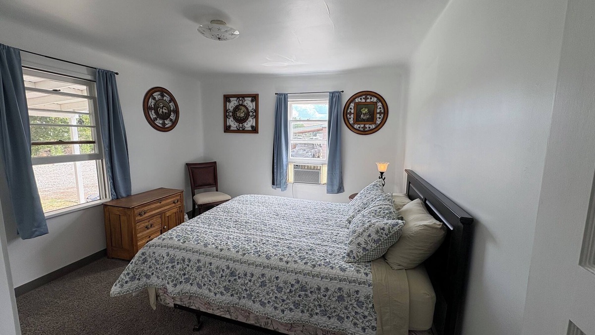 Palisade House | Charming 2-Bedroom Farmhouse in Palisades Wine Country