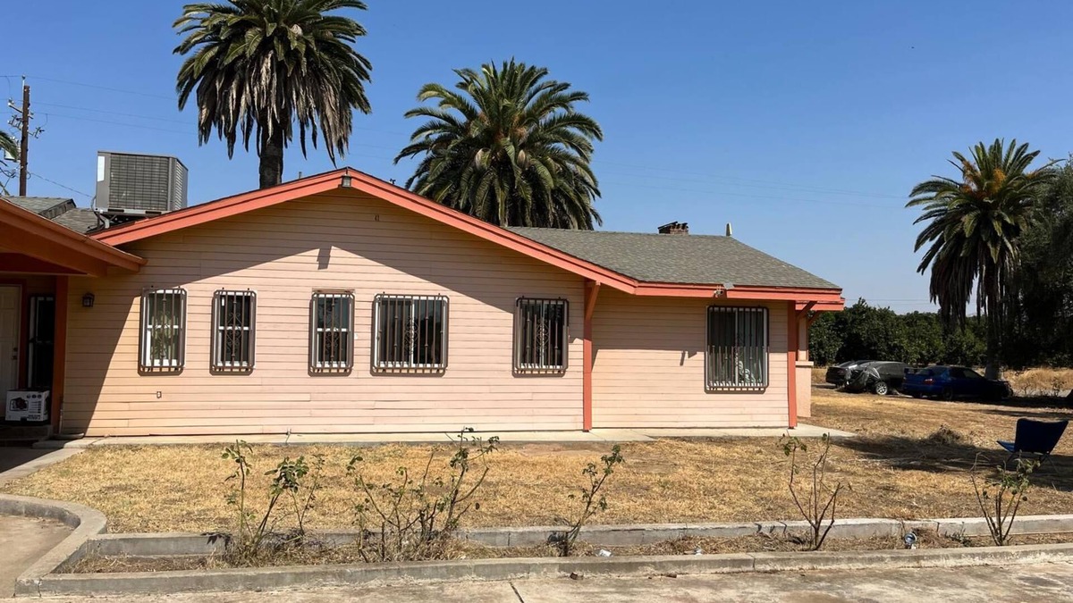 Reedley Other | Charming 2-bedroom farmhouse in Reedley with AC