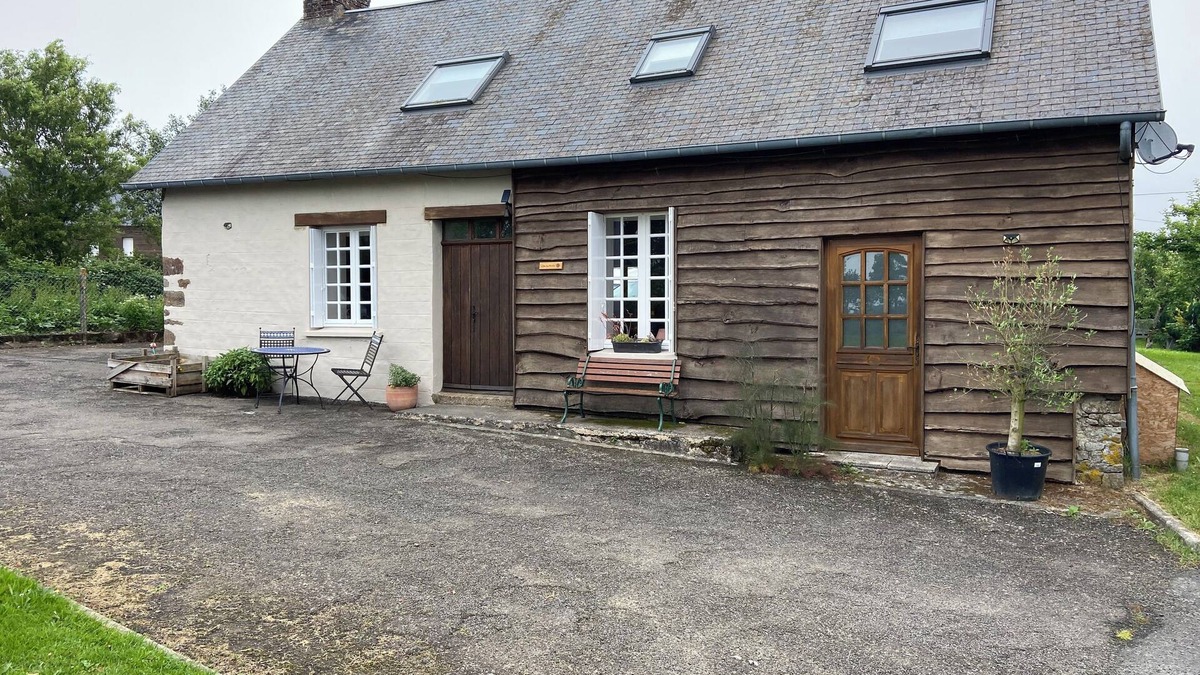 Reffuveille Cottage | Charming 2-bedroom cottage in beautiful rural Reffuveille, Normandy with WiFin