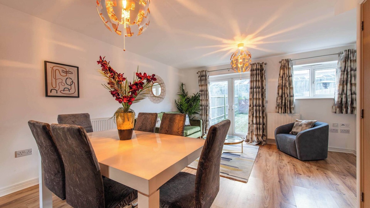 Gravesend House | Charming 2-Bedroom House in Northfleet