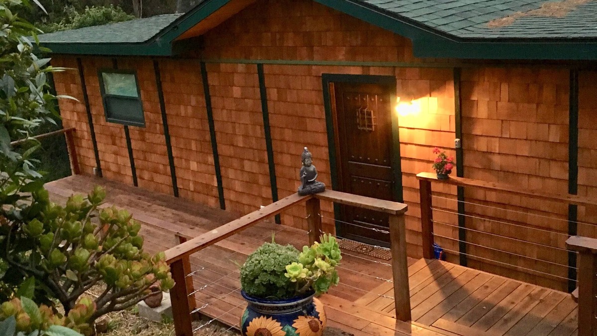 Happy Hill House | Charming 2 Bedroom Getaway for Monthly Rentals With Amazing Ocean Views
