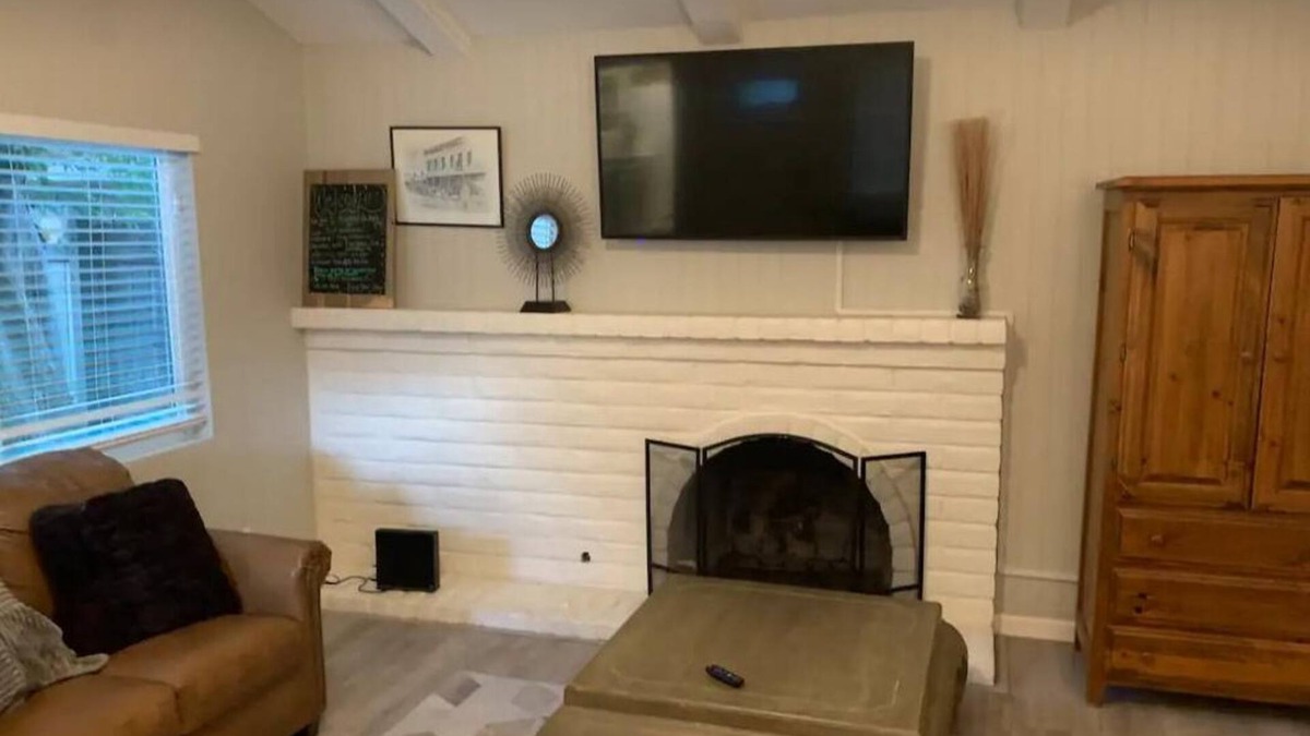Carmichael House | Charming 2-bedroom house sleeps up to 8 with pull out couch/love seat, back yard