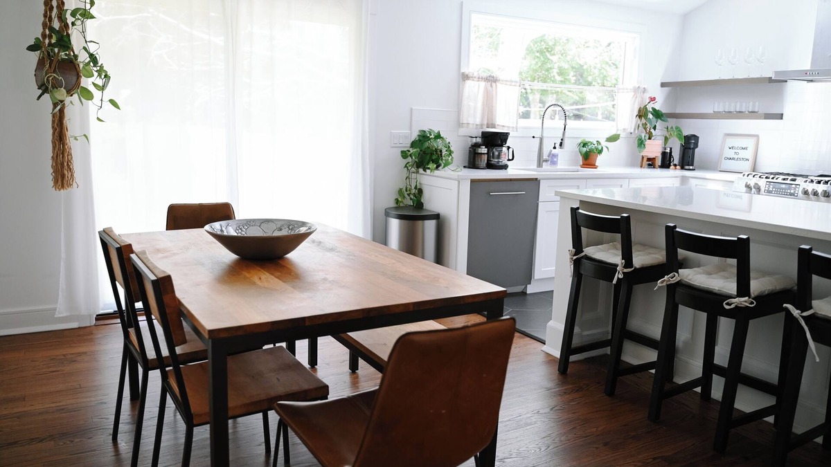 West Ashley House | Charming 2-bedroom house in beautiful Charleston with full kitchen, AC, patio