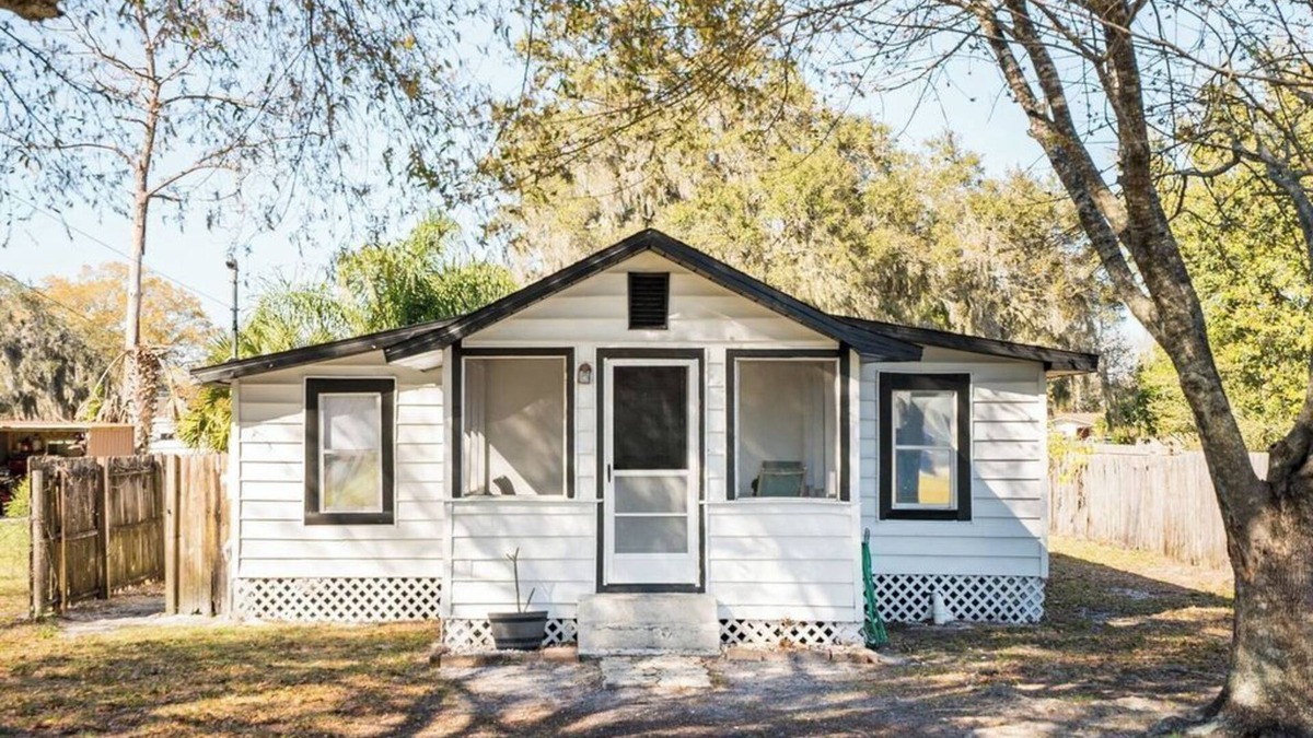 Walker's Island House | Charming 2-bedroom house with huge yard and firepit in Eagle Lake