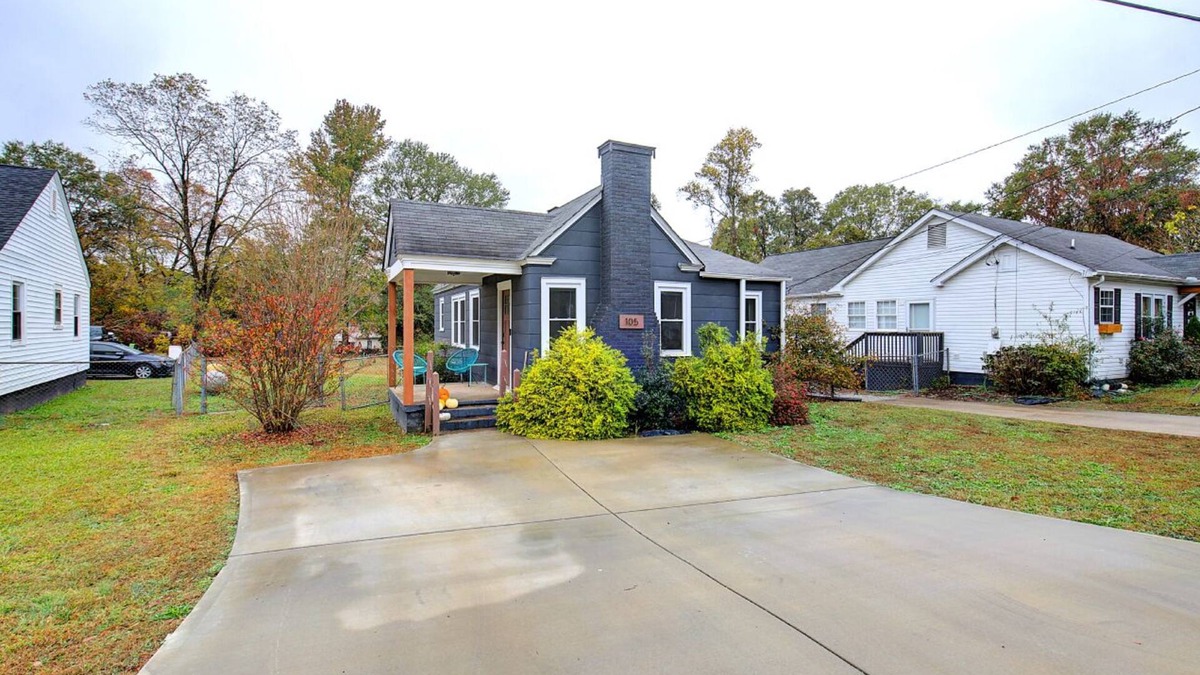 Parker House | Charming 2-bedroom house with WiFi, AC in amazing Greenville