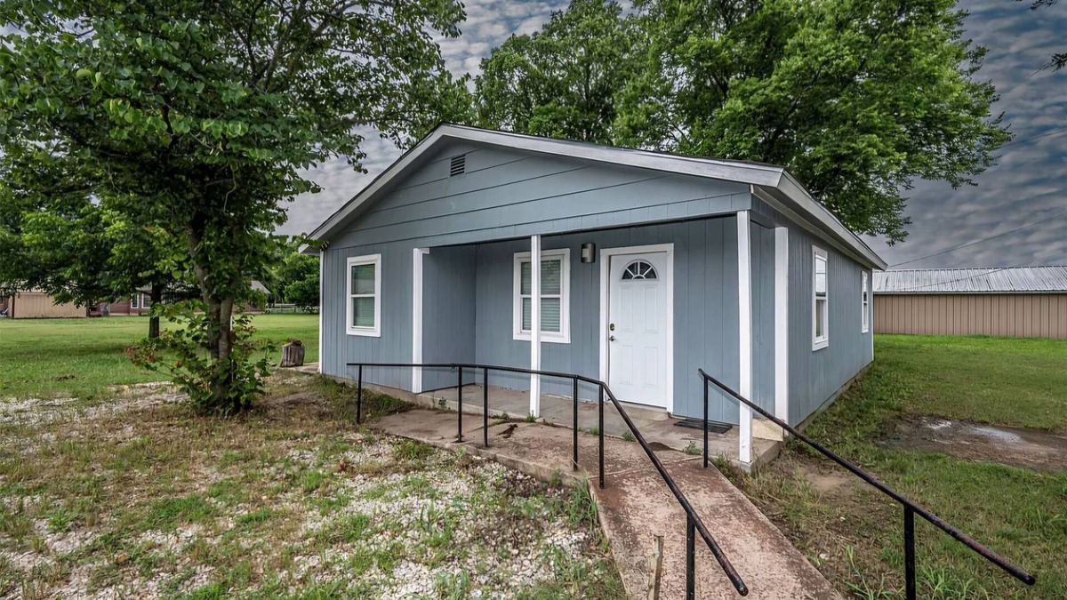 Mannsville House | Charming 2-bedroom house in welcoming Mannsville OK with AC, WiFi