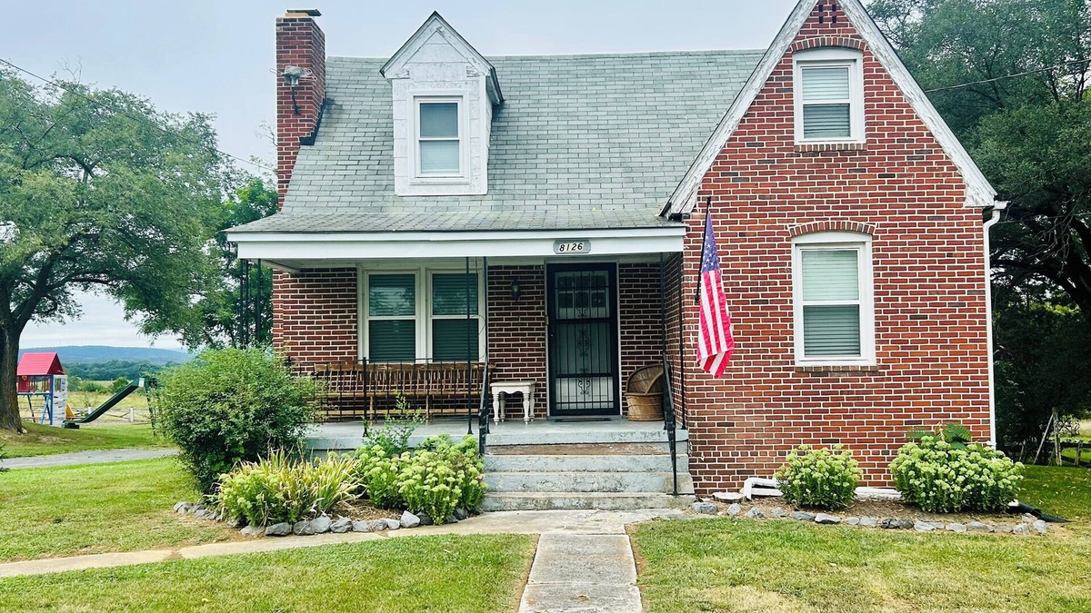 Middletown House | Charming 2-bedroom house with WiFi, AC, Gorgeous Views in serene Middletown