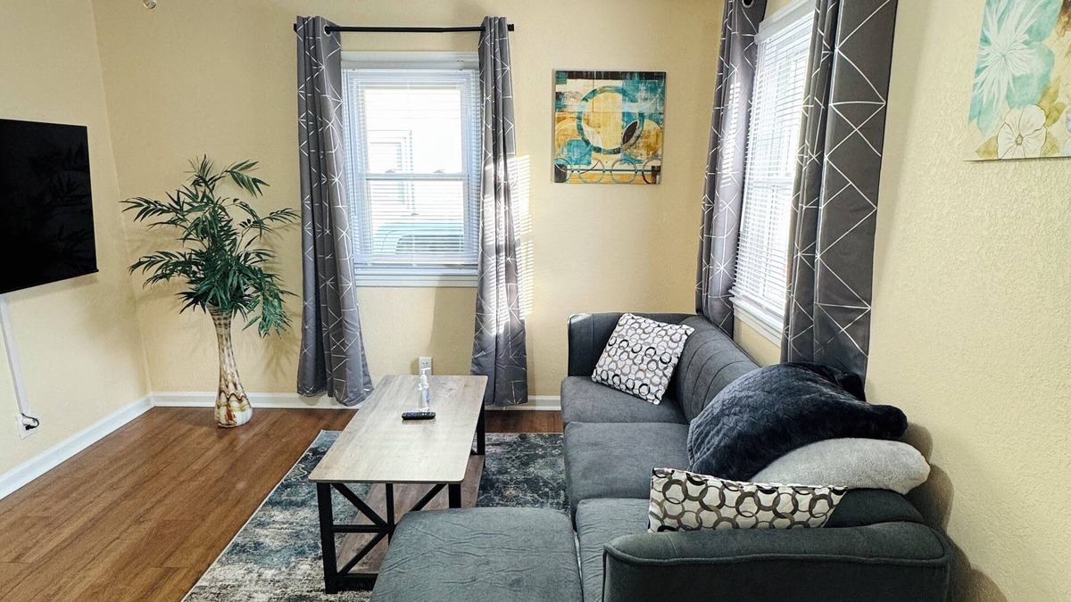Portsmouth House | Charming 2-bedroom house in fabulous Portsmouth with WiFi, AC