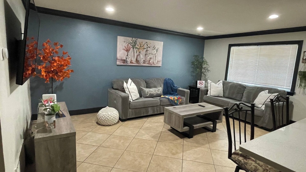 Sacramento House | Charming 2-bedroom house in fabulous Sacramento with AC, WiFi. Full remodeled.