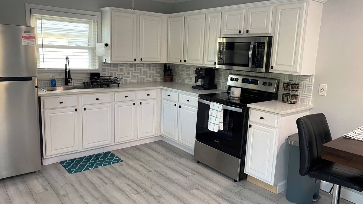 Rock Ridge House | Charming 2-bedroom house with dock, AC, & Wifi. Enjoy kayakingn2 min from beach