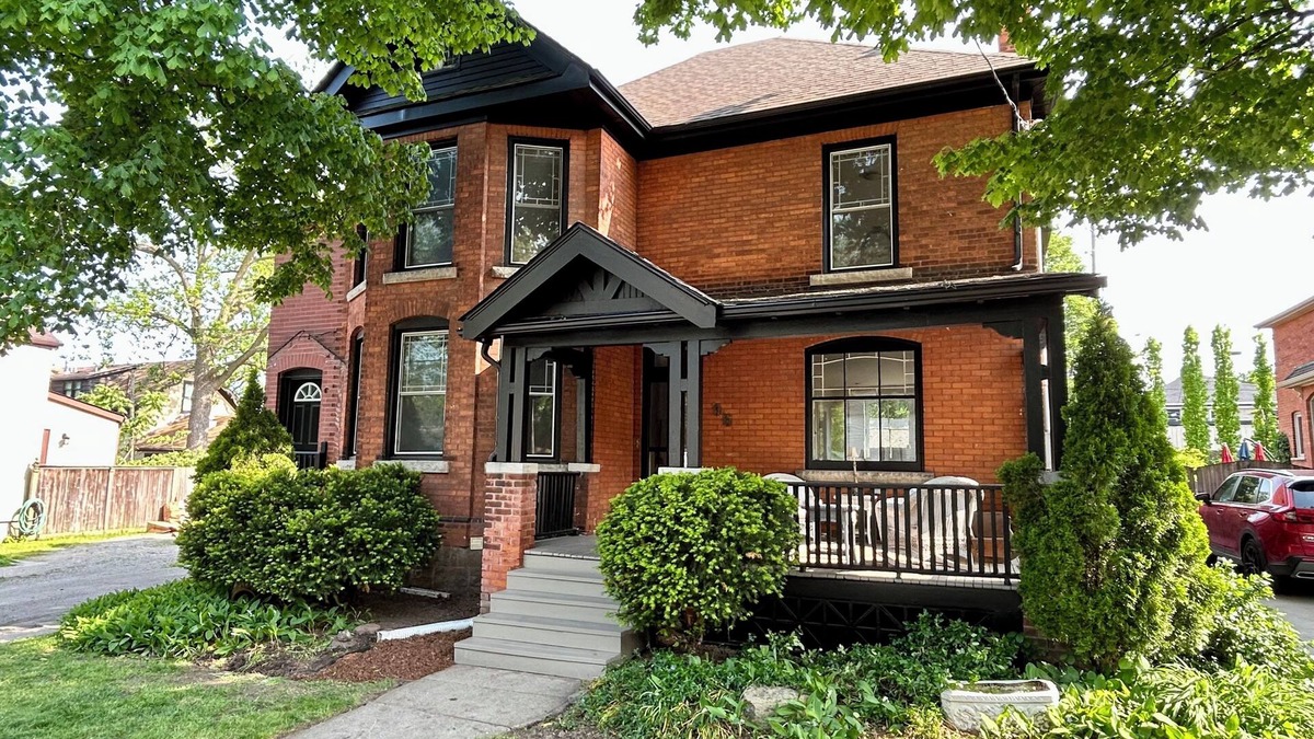 Dundas House | Charming 2-bedroom heritage house in the heart of village of Dundas in Hamilton