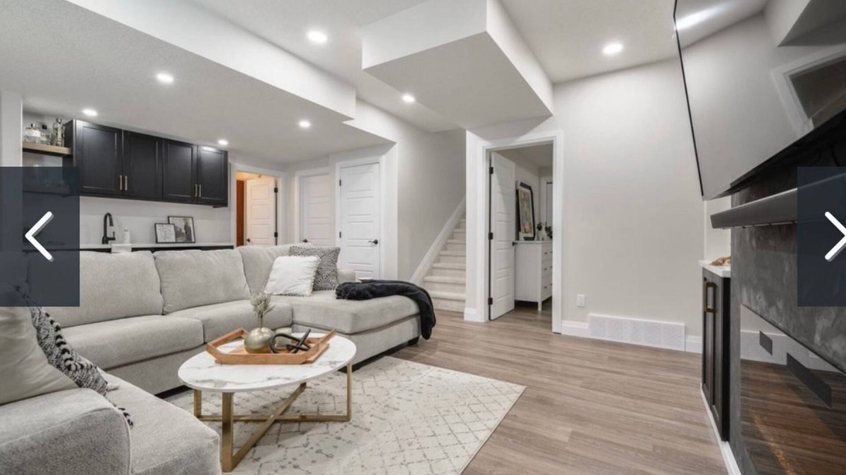 Northwest Edmonton House | Charming 2-bedroom house in awesome Edmonton with AC, WiFi