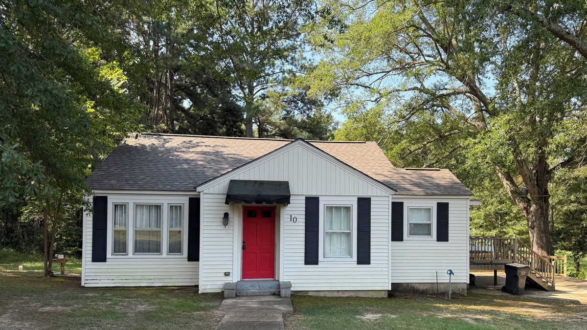 Abbeville House | Charming 2-bedroom house 8 miles from Oxford and Ole Miss! Crib and high chair
