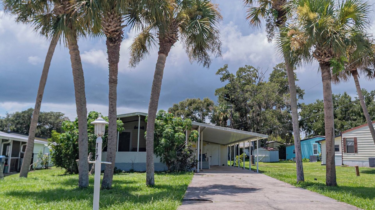 Edgewater House | Charming 2-bedroom house in Edgewater Florida boat ramp fishing pier and pool