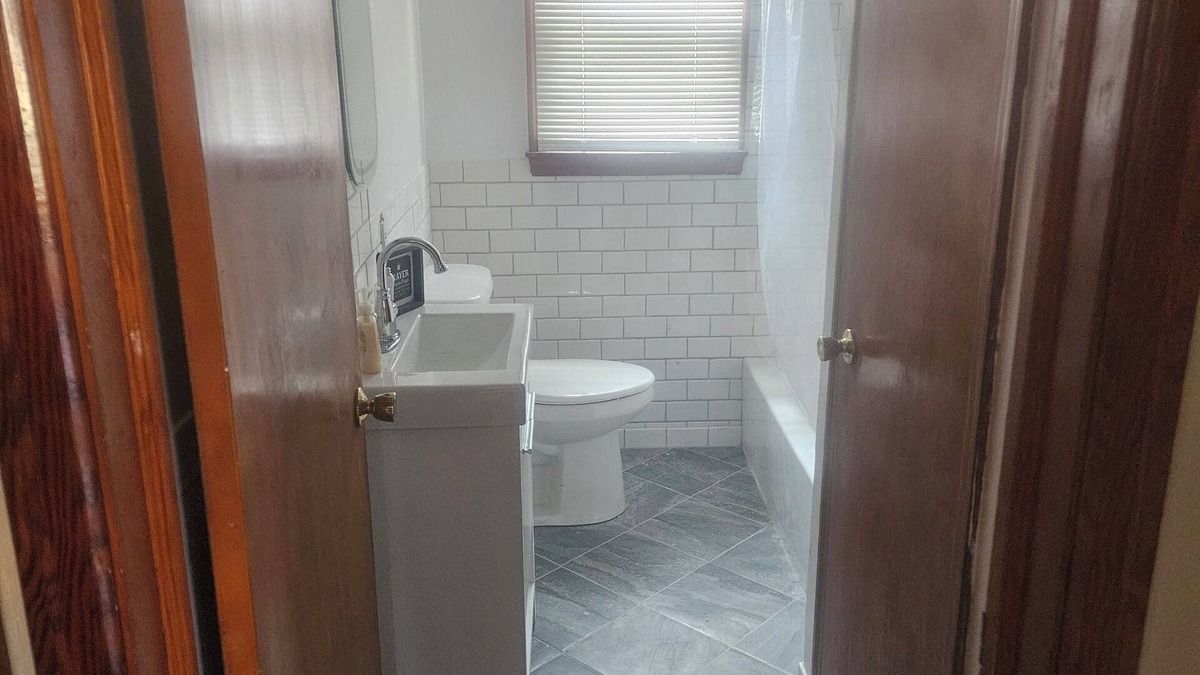 Stockwell House | Charming 2-bedroom house in Frankfort with AC