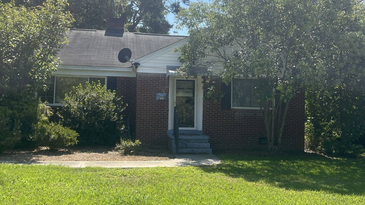 Greenwood House | Charming 2-bedroom house in Greenwood within a block of Hospital and Hospice