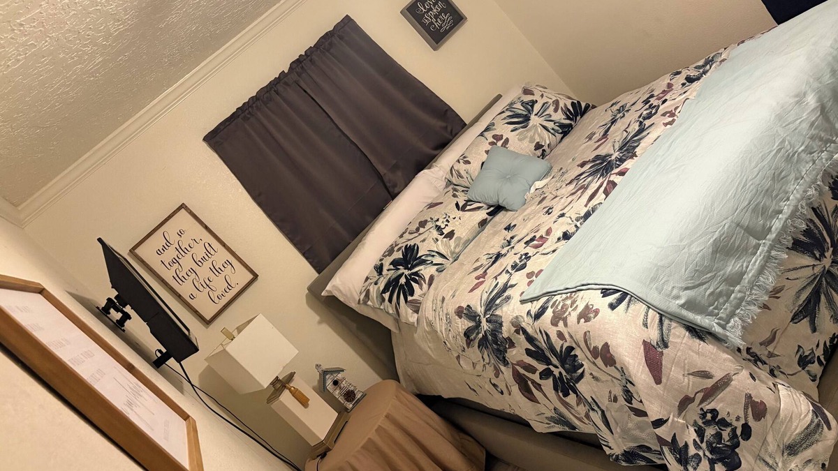 Plainview House | Charming 2-bedroom house with WiFi, in lovely Plainview. Perfect for a family.