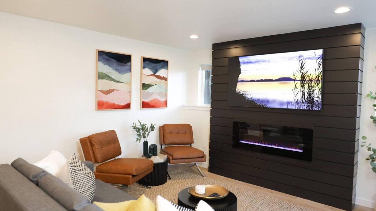 Downtown Vancouver House | Charming 2-bedroom House with Fire Place In lovely Vancouver Downtown