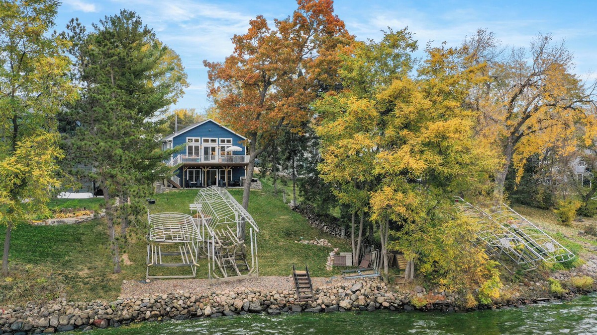 Merrimac House | Charming 2-bedroom house Lake Home with wifi and all the amenities!