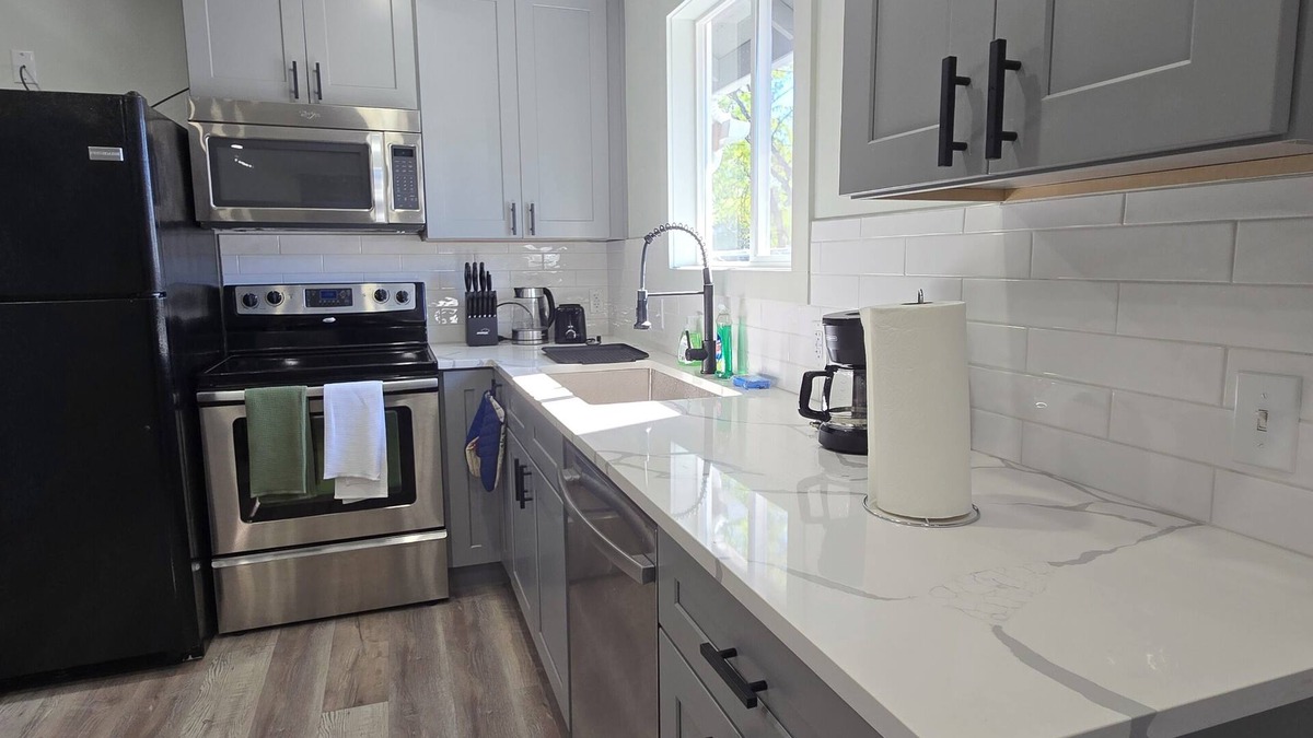 Southgate House | Charming 2-bedroom house with King bed, WiFi, AC in fantastic Portland