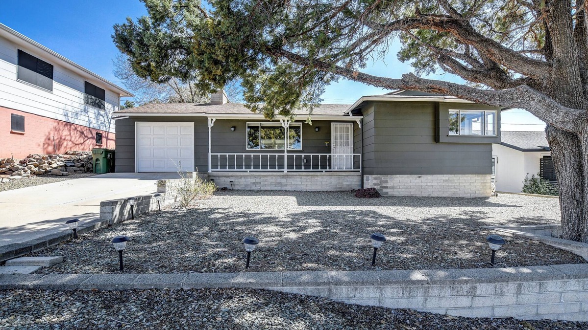 Prescott House | Charming 2-bedroom house in lovely Prescott with screened in sitting room.