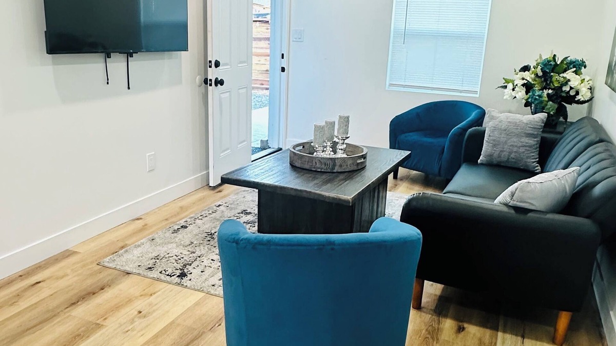 West Carson House | Charming 2-bedroom house in the South Bay with WiFi, AC