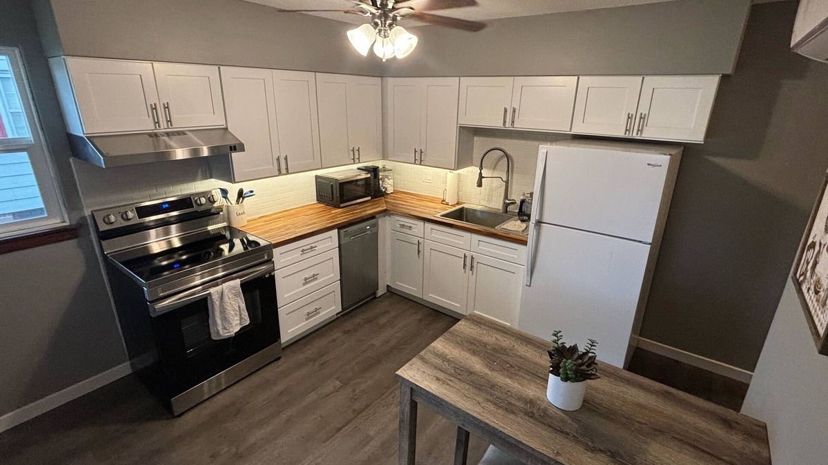 Creston House | Charming 2-bedroom house in serene Creston with AC