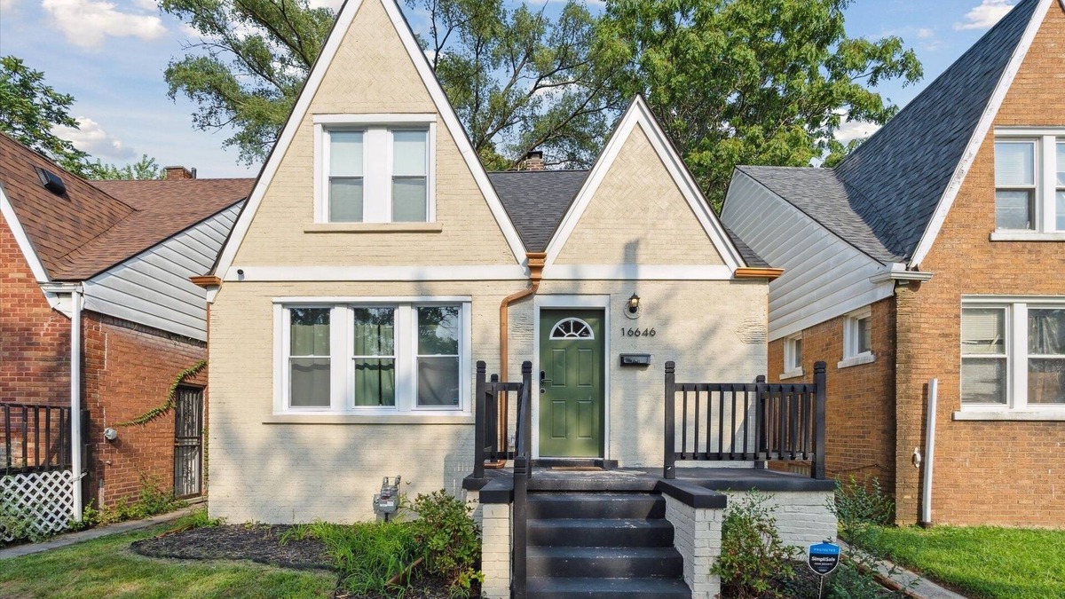 Detroit House | Charming 2-bedroom house in awesome Detroit with WiFi, AC