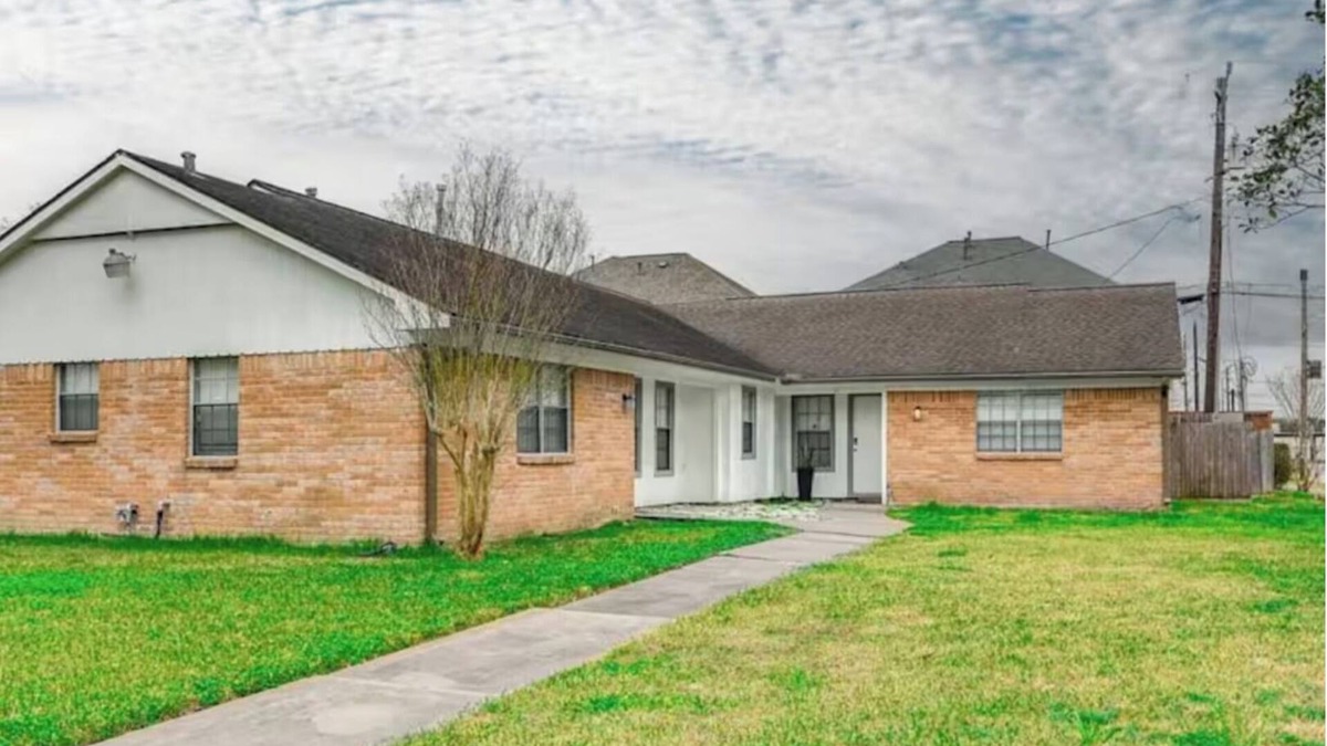 Westbury House | Charming 2-bedroom house with WiFi, AC in Houston