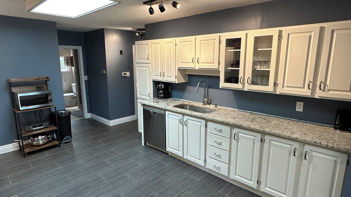 Ottawa Division House | Charming 2-bedroom house in wonderful Ottawa with AC, WiFi