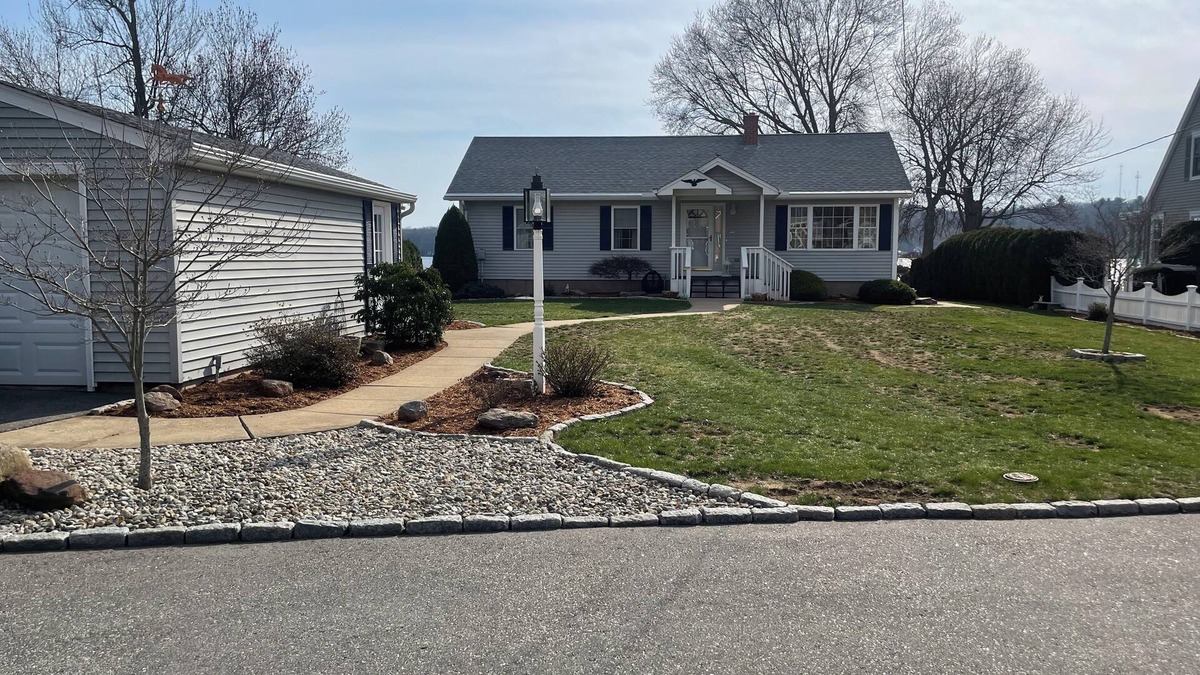 Bolton House | Charming 2-bedroom house located on Bolton Lake