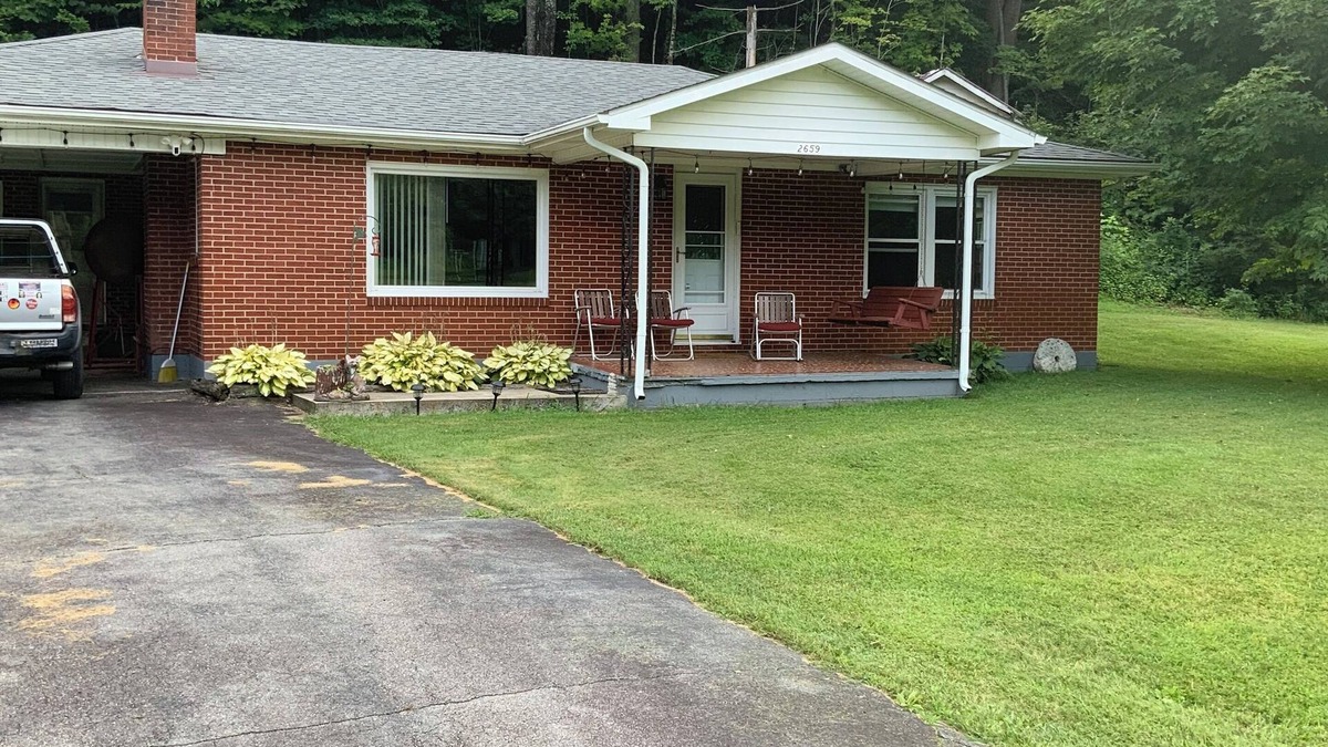 Boone House | Charming 2-bedroom house 9 miles to Boone near Elk Knob State Park with WiFi.