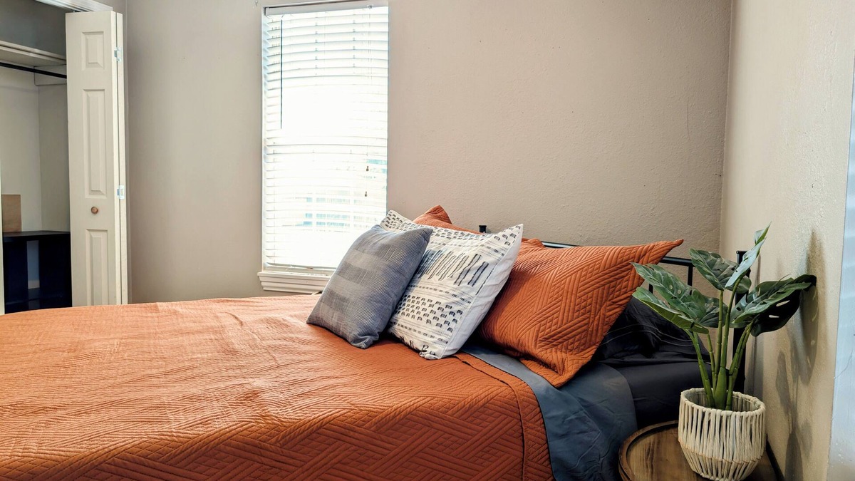 Clovis House | Charming 2-bedroom house in peaceful Clovis with Fiber Internet with WiFi