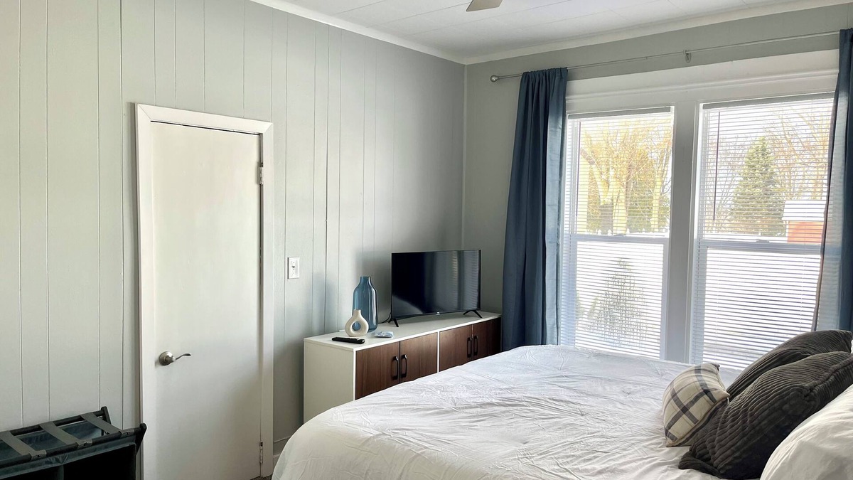 Paw Paw Lake House | Charming 2-bedroom house in serene Coloma with AC, WiFi