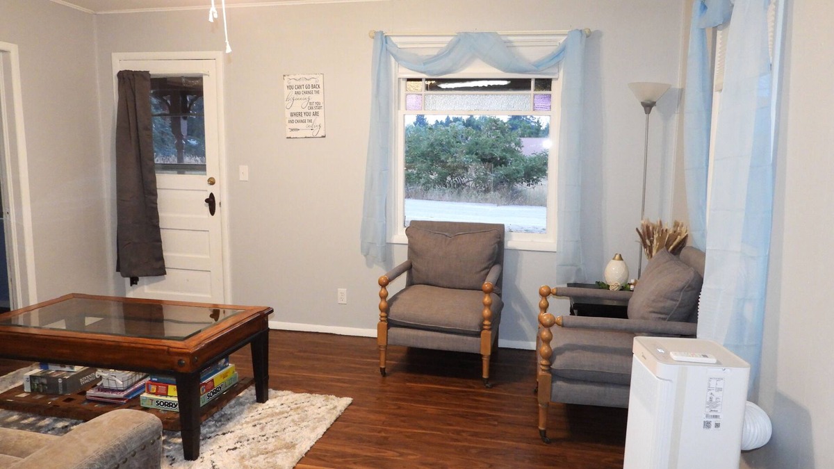 Darby House | Charming 2-bedroom house in delightful Darby with AC
