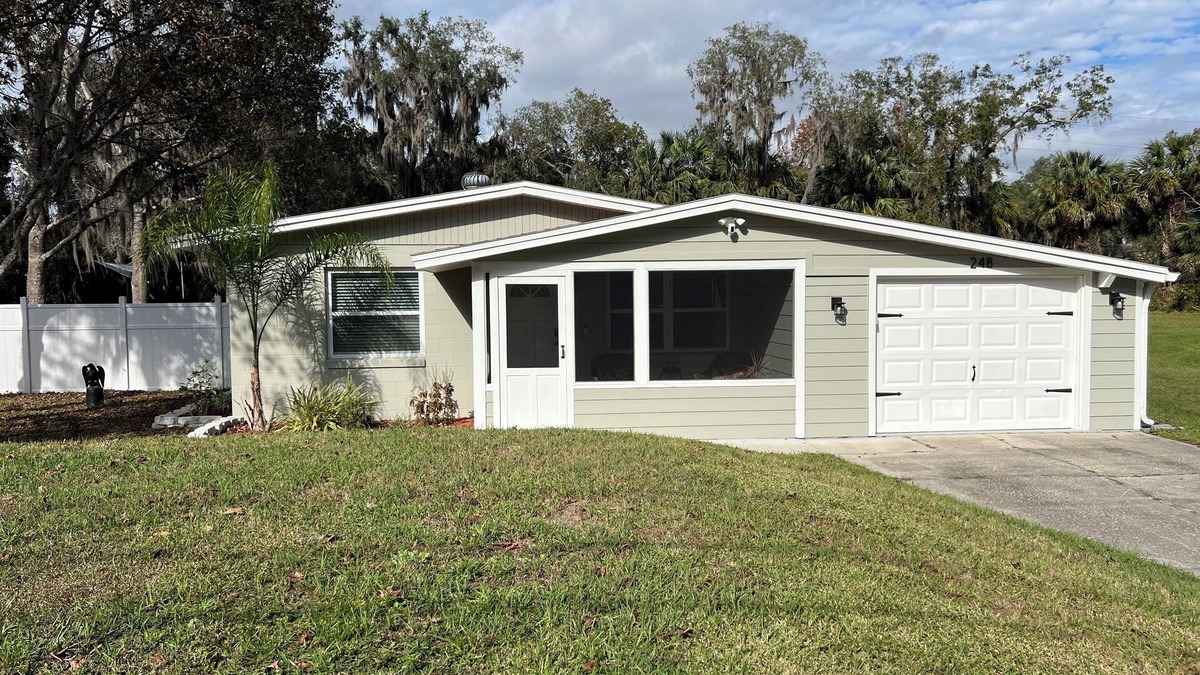 Plantation Estates House | Charming 2-bedroom house in DeBary with AC- Close to highway andhiking Trail