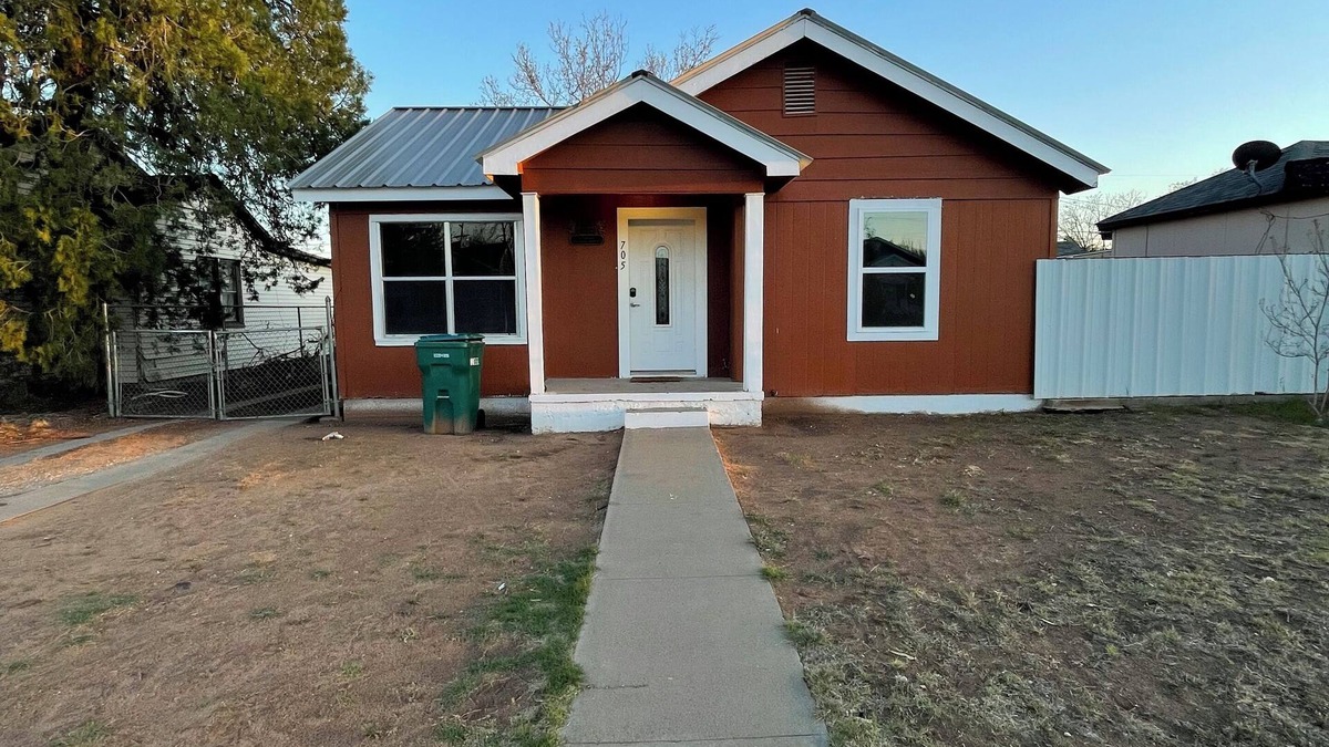 Hobbs House | Charming 2-bedroom house in central Hobbs!