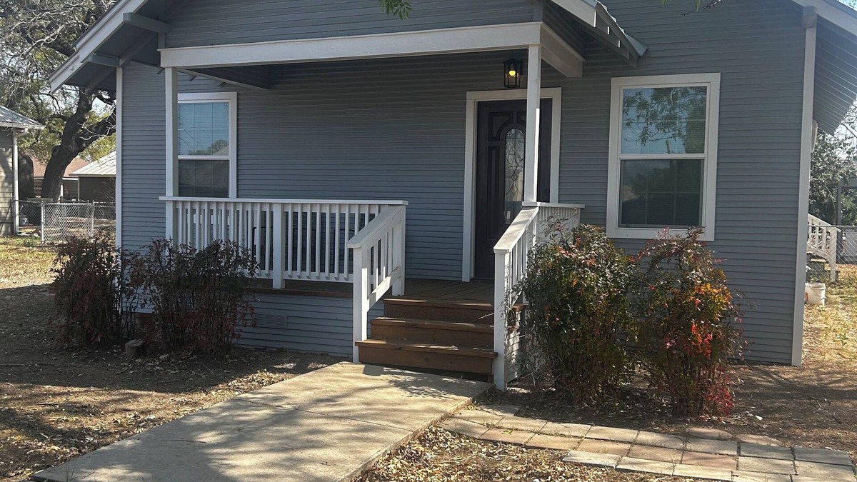 Hondo House | Charming 2-bedroom house with Heat, AC, Cable, WiFi in peaceful Hondo