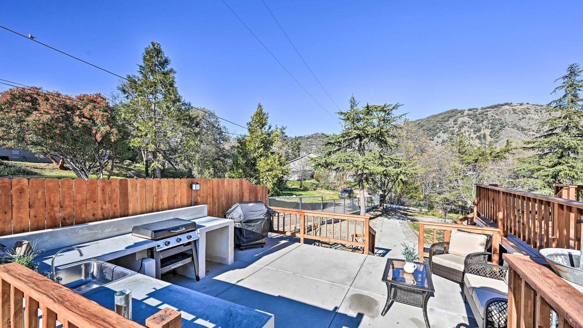 Julian House | Charming 2-bedroom house with AC and hot tub in Julian. Hiking and star gazing!