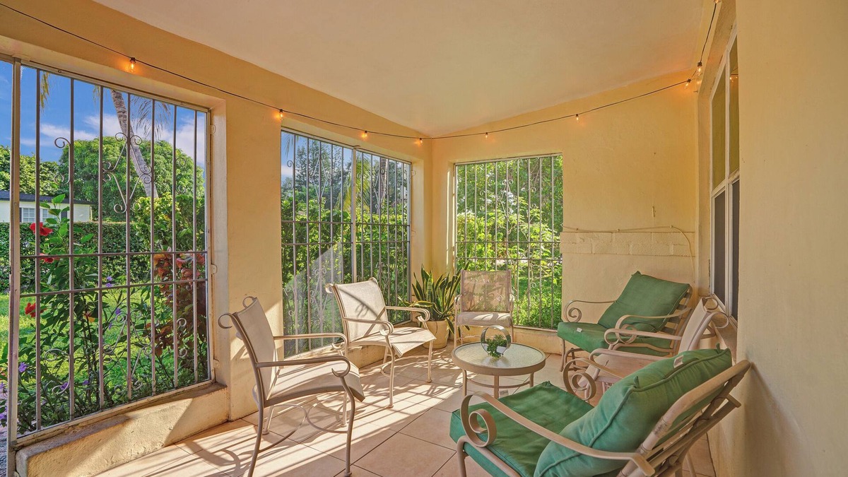 Golden Glades House | Charming 2-bedroom house in brilliant Miami with WiFi, AC that fits 8 people