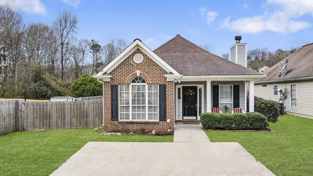 Pelham House | Charming 2-bedroom house in adorable Pelham with WiFi, AC