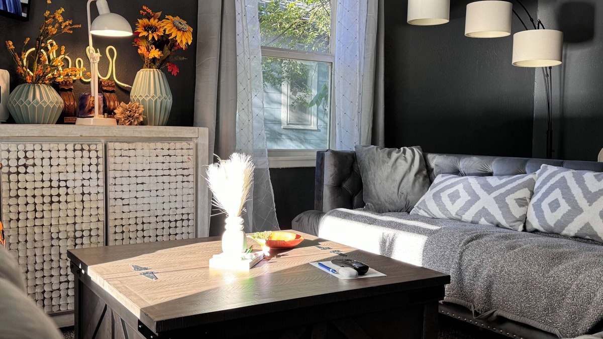 Tulsa House | Charming 2-bedroom house with AC, WiFi in awesome Tulsa! 5 minutes from the BOK!