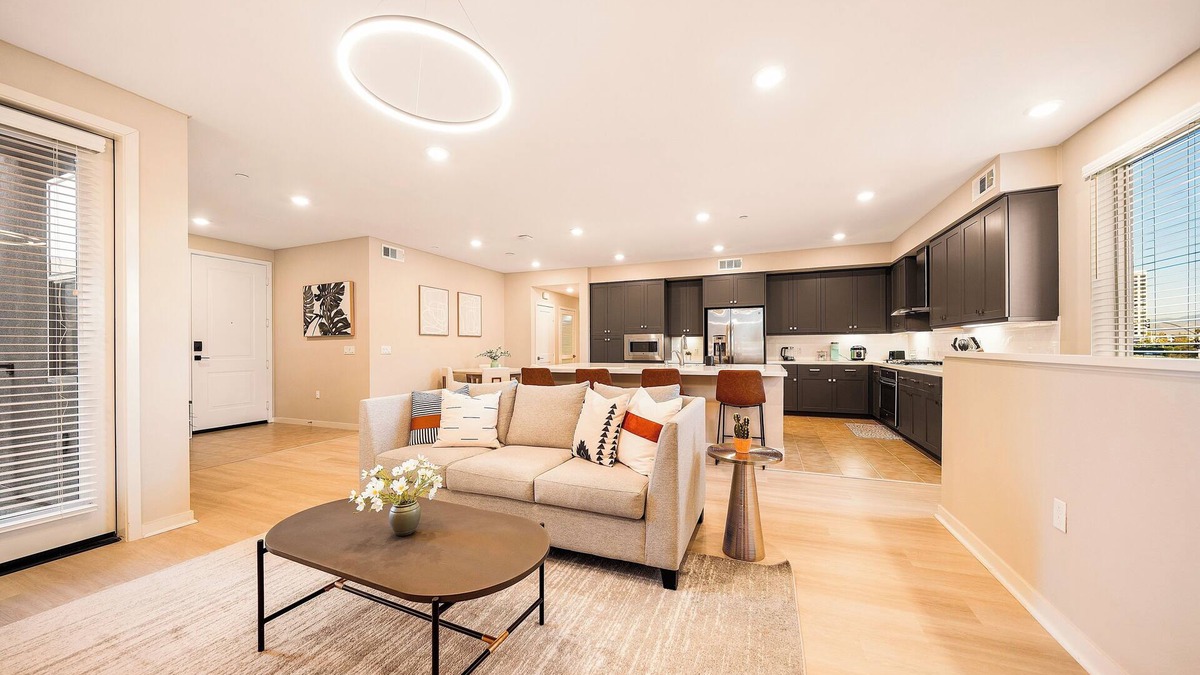Airport Area Apartment | Charming 2-bedroom in Irvine Center