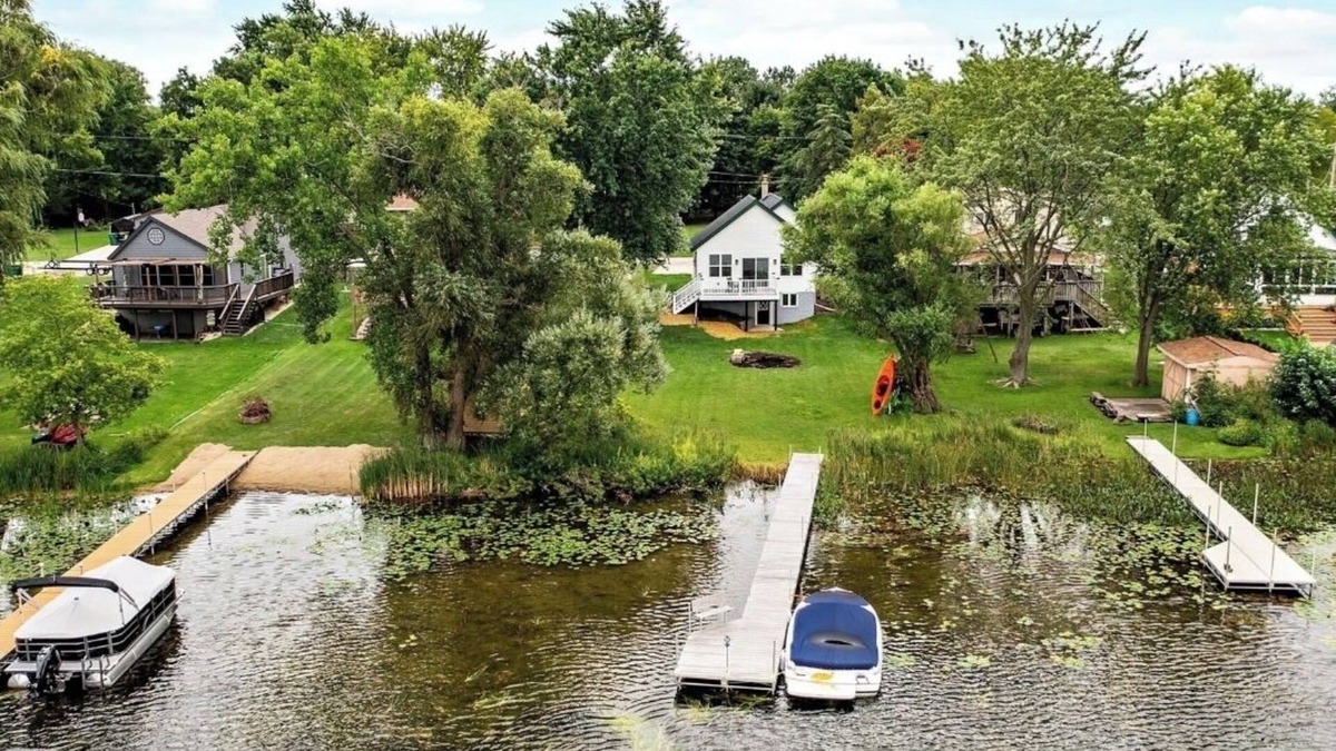 West Bend House | Charming 2-bedroom Lake House in West Bend