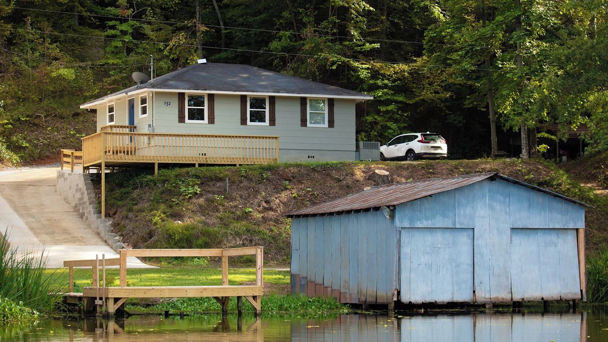 Goodsprings House | Charming 2-bedroom lake house with AC, WiFi, dock, boathouse