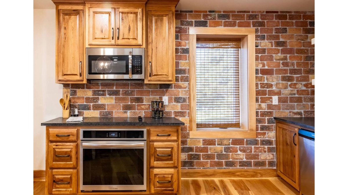 Jay House | Charming 2-bedroom Loft with AC, WiFi in lovely Jay