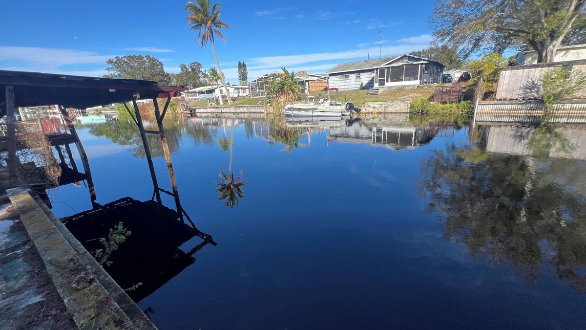 Taylor Creek House | Charming 2-bedroom mobile home with WiFi and AC in Okeechobee