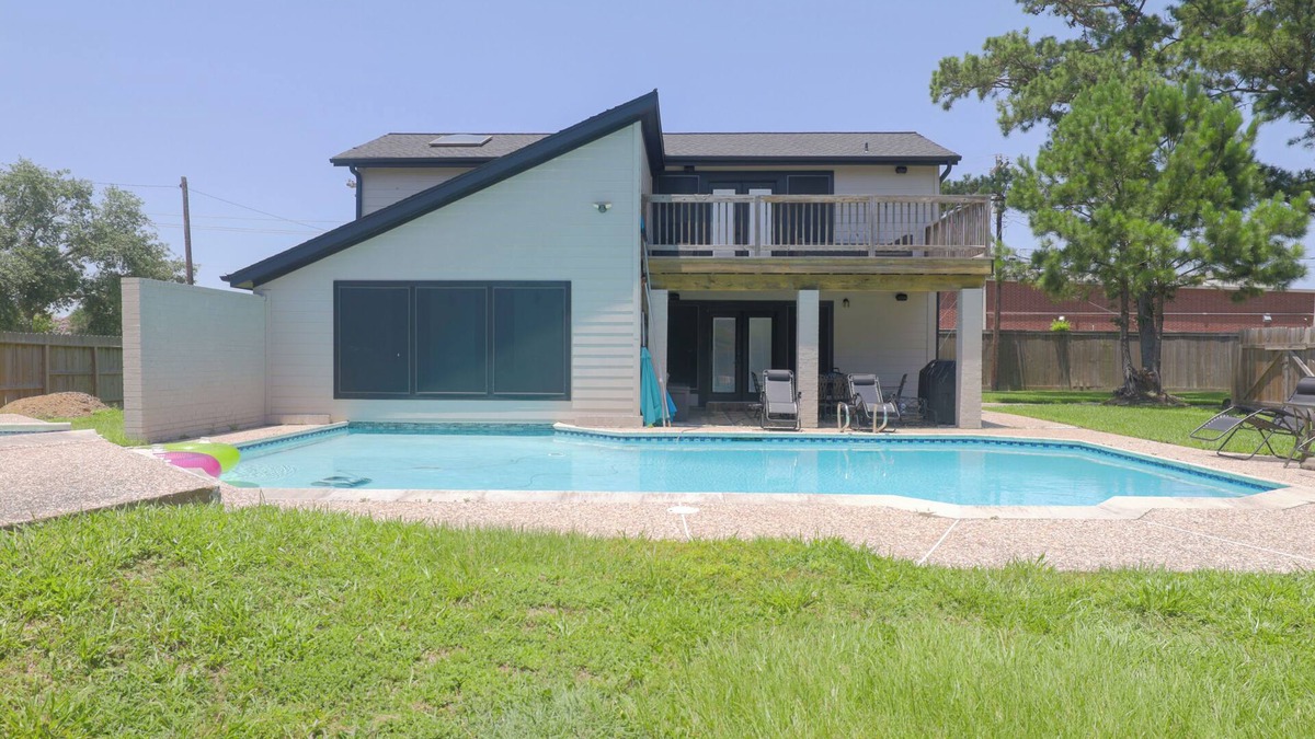 Dickinson House | Charming 2-bedroom Pool House Loft with Swim-in Pool Room
