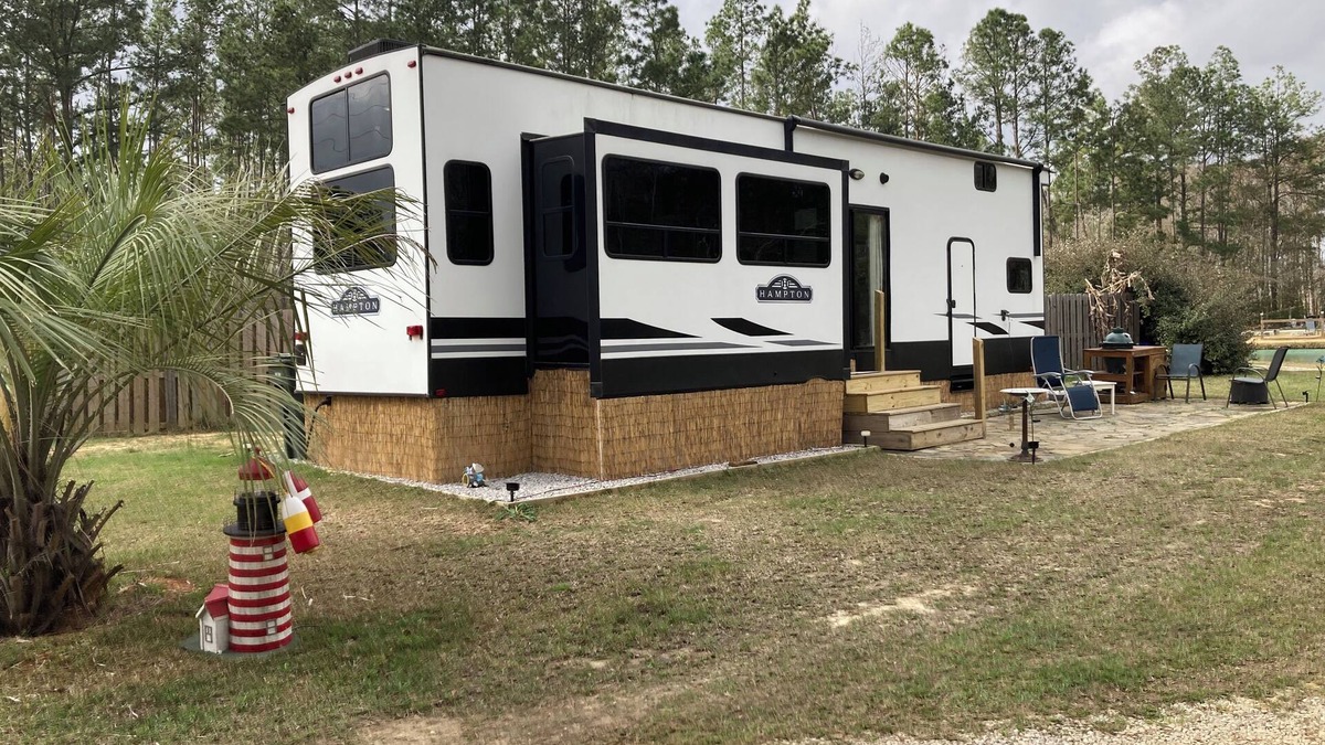 Fairhope House | Charming 2-bedroom RV with WiFi and AC in peaceful Silverhill Alabama